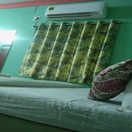 Oyo 72817-王宫酒店 Jādabpur 外观 照片